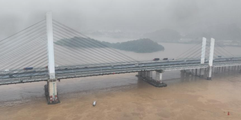 广东佛山九江大桥防撞墩受船舶擦碰，，，，，船只沉没